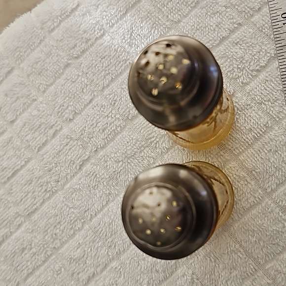 Madrid Pattern Amber Colour Salt and Pepper Shakers Depression Glass Vintage - Picture 7 of 7